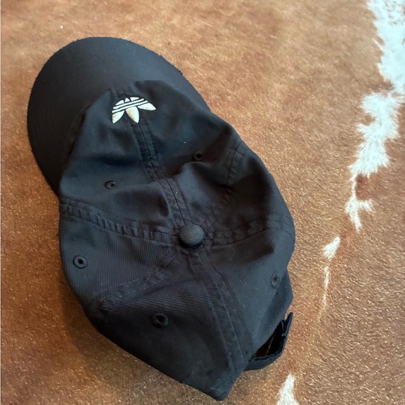 Adidas Classic Black Cap with White Logo - Picture 5 of 6